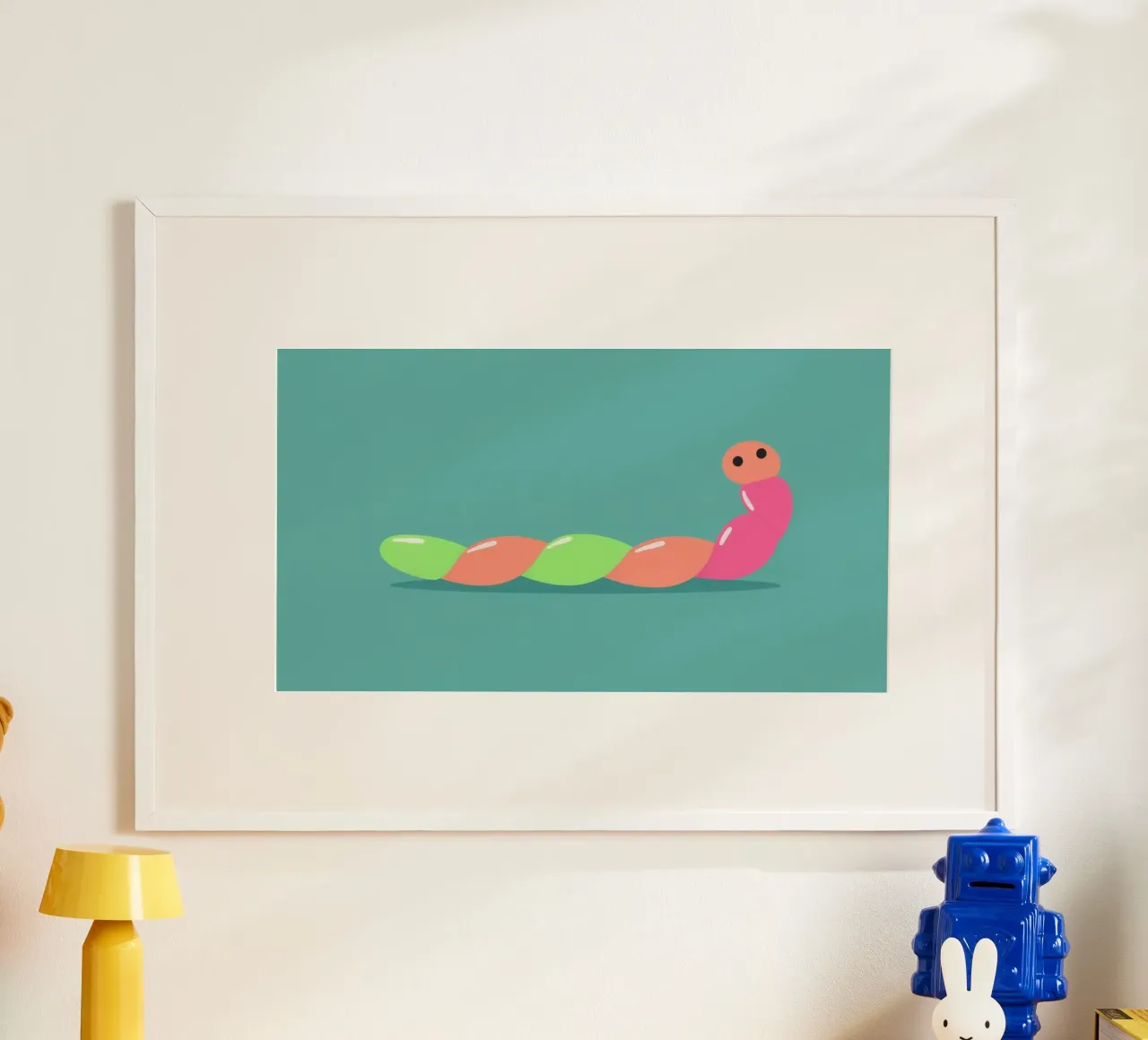 Ver de terre coloré en dessin animé se déplaçant sur un fond bleu poster de DesignDoodle