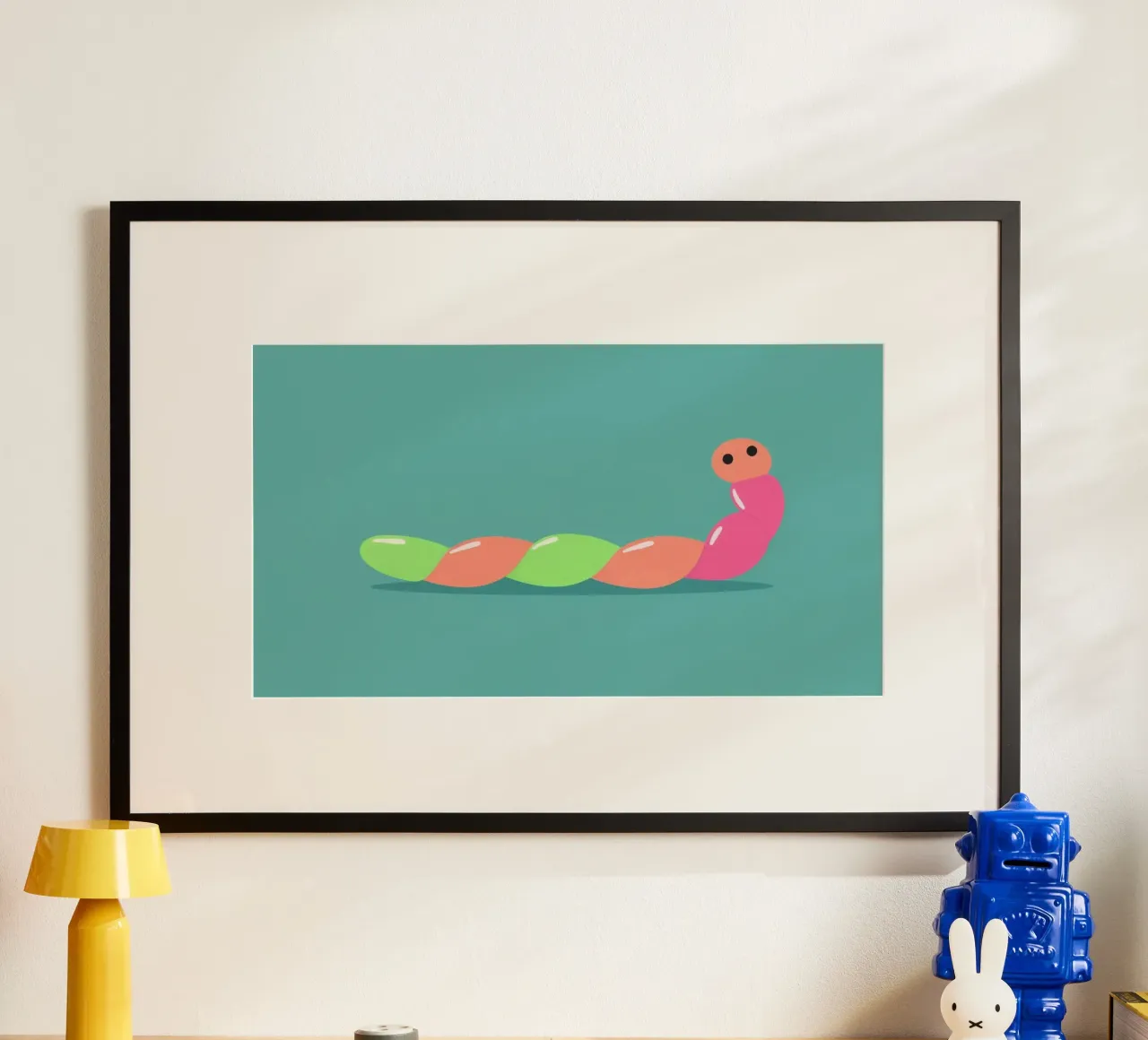 Ver de terre coloré en dessin animé se déplaçant sur un fond bleu poster de DesignDoodle