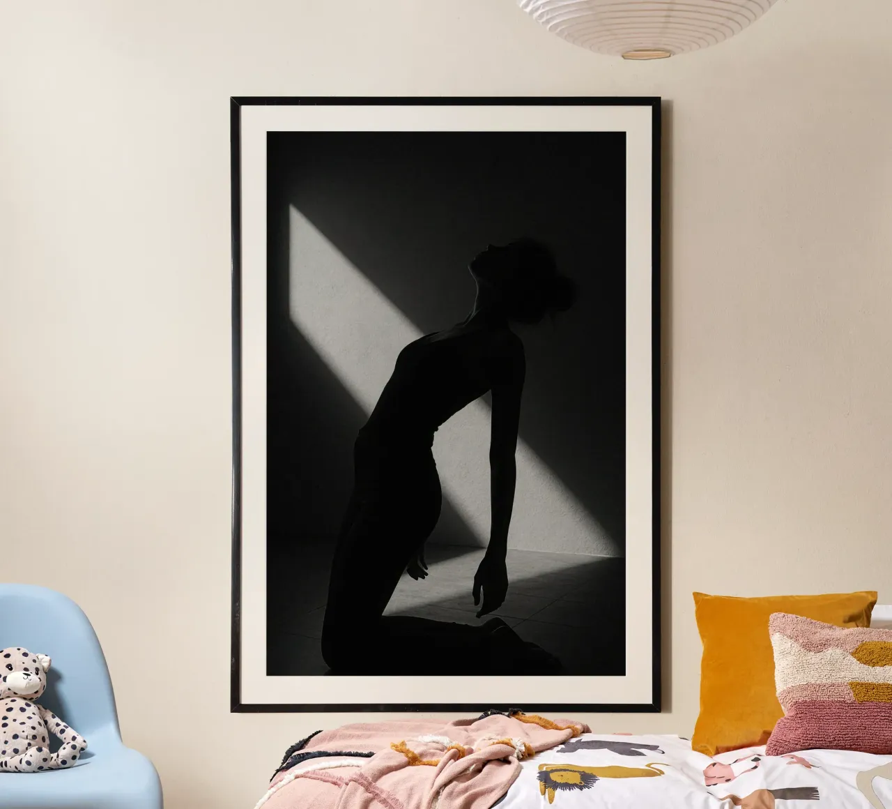 Éclat intime à Paris - Corpo e luce poster con telaio in legno da Black & White