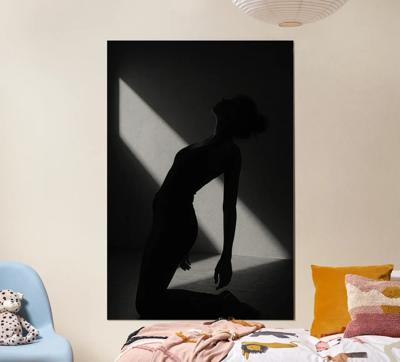 Éclat intime à Paris - Corpo e luce poster con telaio in legno da Black & White
