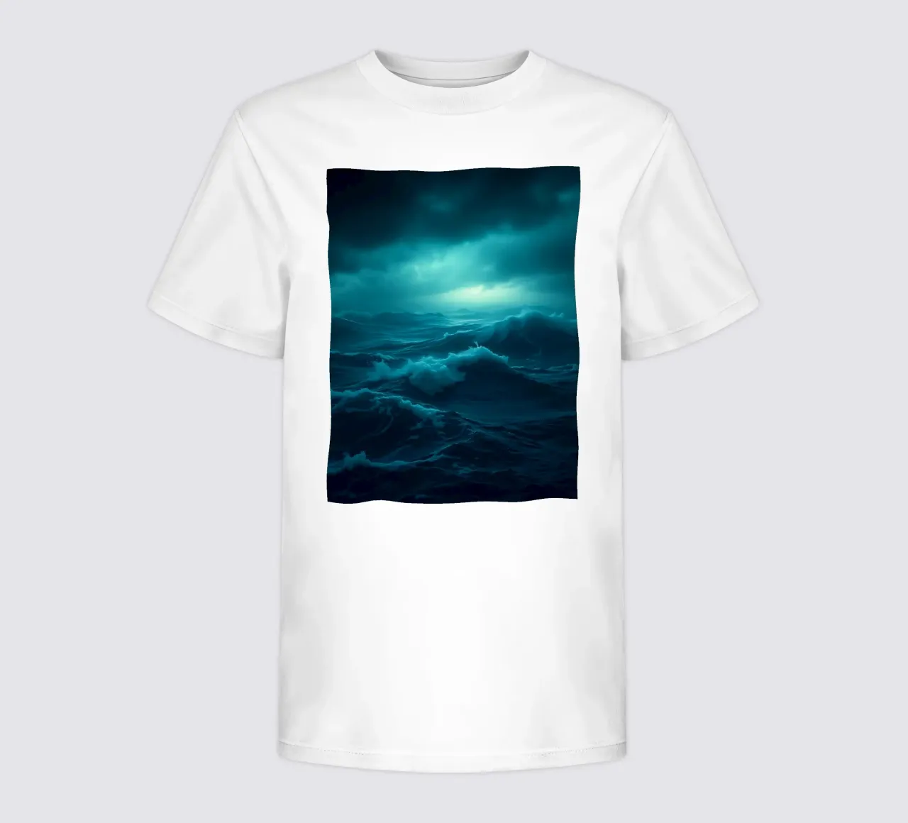 Donkere stormachtige oceaangolven onder een bewolkte hemel kinder t-shirt van DesignDoodle