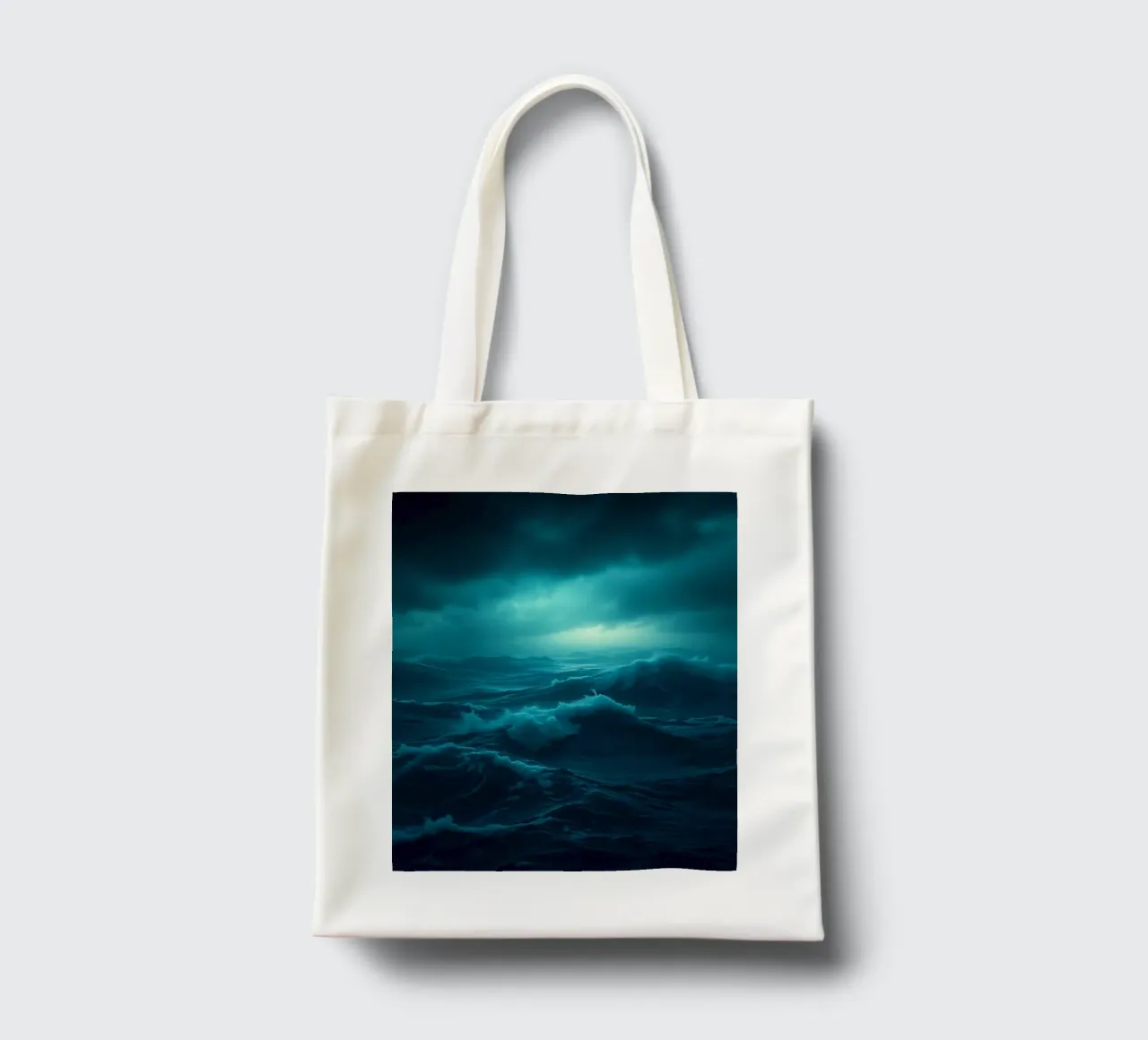 Oscuras olas marinas bajo un cielo nublado tote bag de DesignDoodle