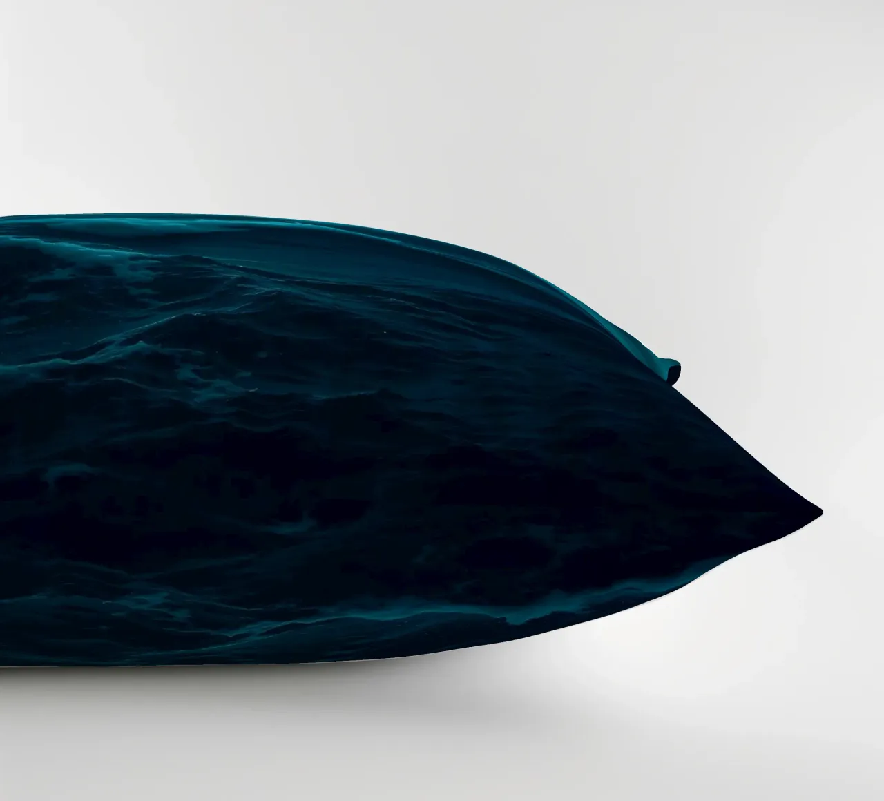 Onde oceaniche scure e tempestose sotto un cielo nuvoloso cuscino da DesignDoodle