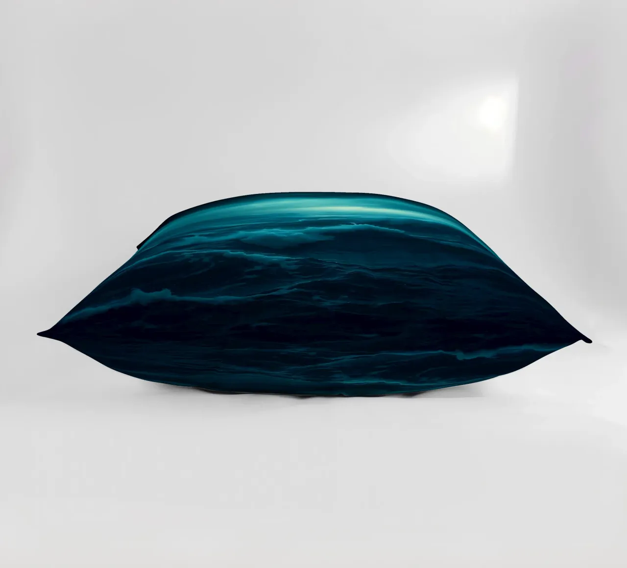 Onde oceaniche scure e tempestose sotto un cielo nuvoloso cuscino da DesignDoodle