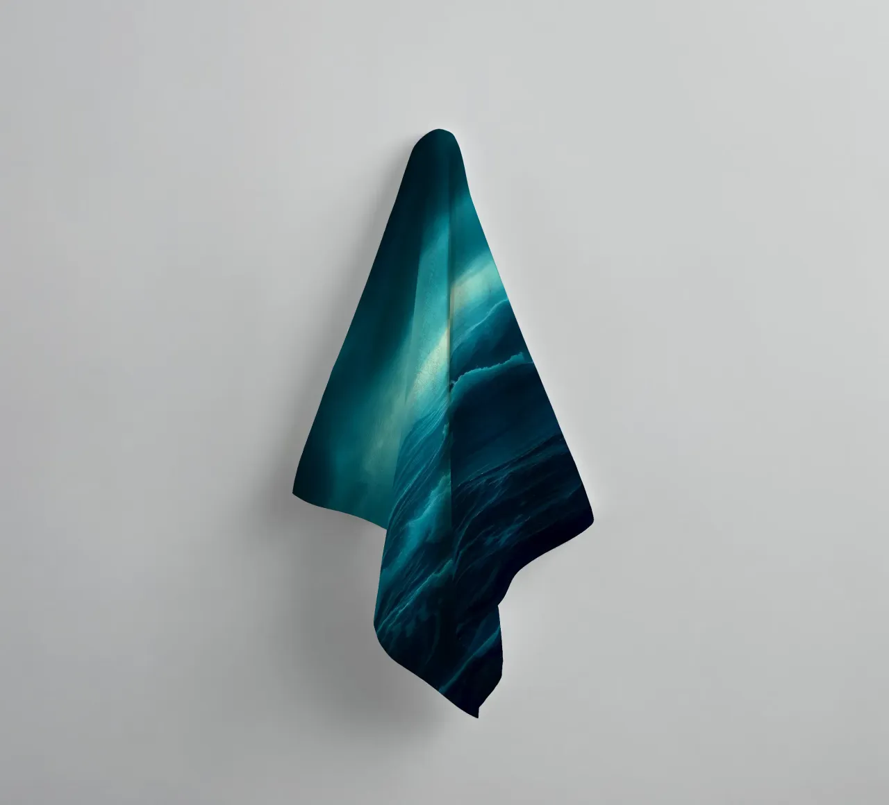 Vagues sombres et orageuses de l'océan sous un ciel nuageux serviette de bain de DesignDoodle