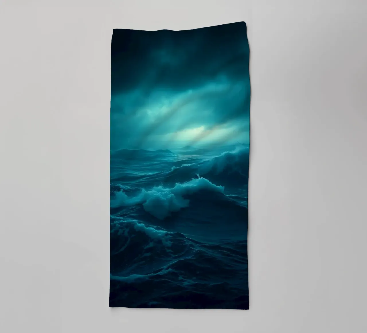 Vagues sombres et orageuses de l'océan sous un ciel nuageux serviette de bain de DesignDoodle