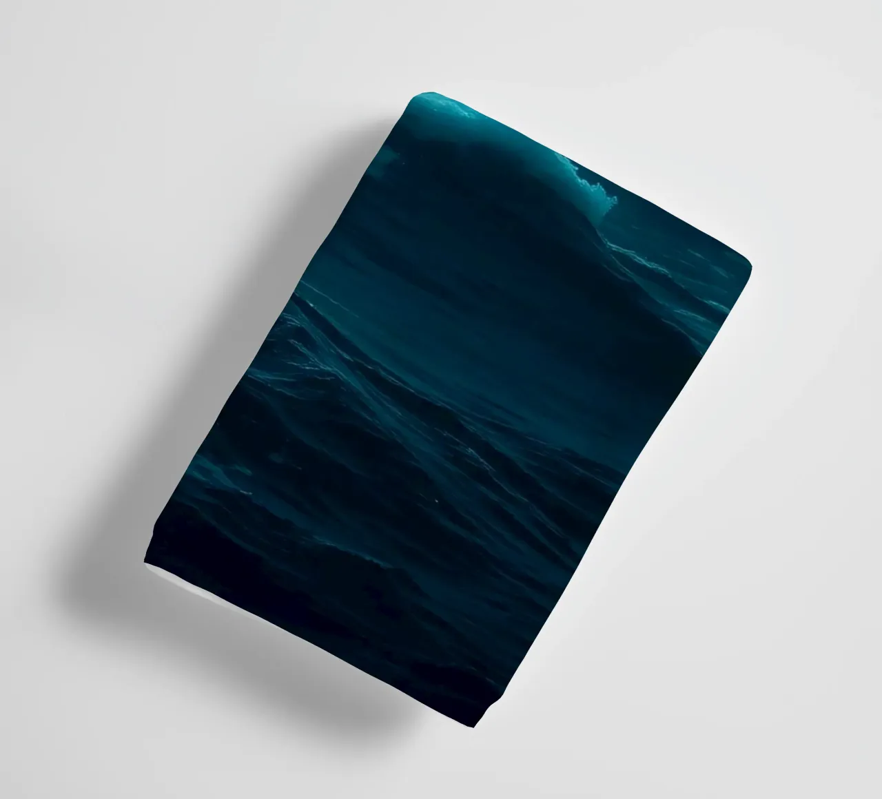 Vagues sombres et orageuses de l'océan sous un ciel nuageux serviette de bain de DesignDoodle