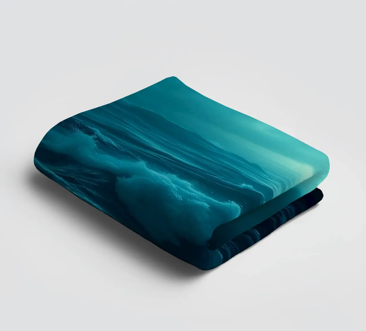 Vagues sombres et orageuses de l'océan sous un ciel nuageux serviette de bain de DesignDoodle
