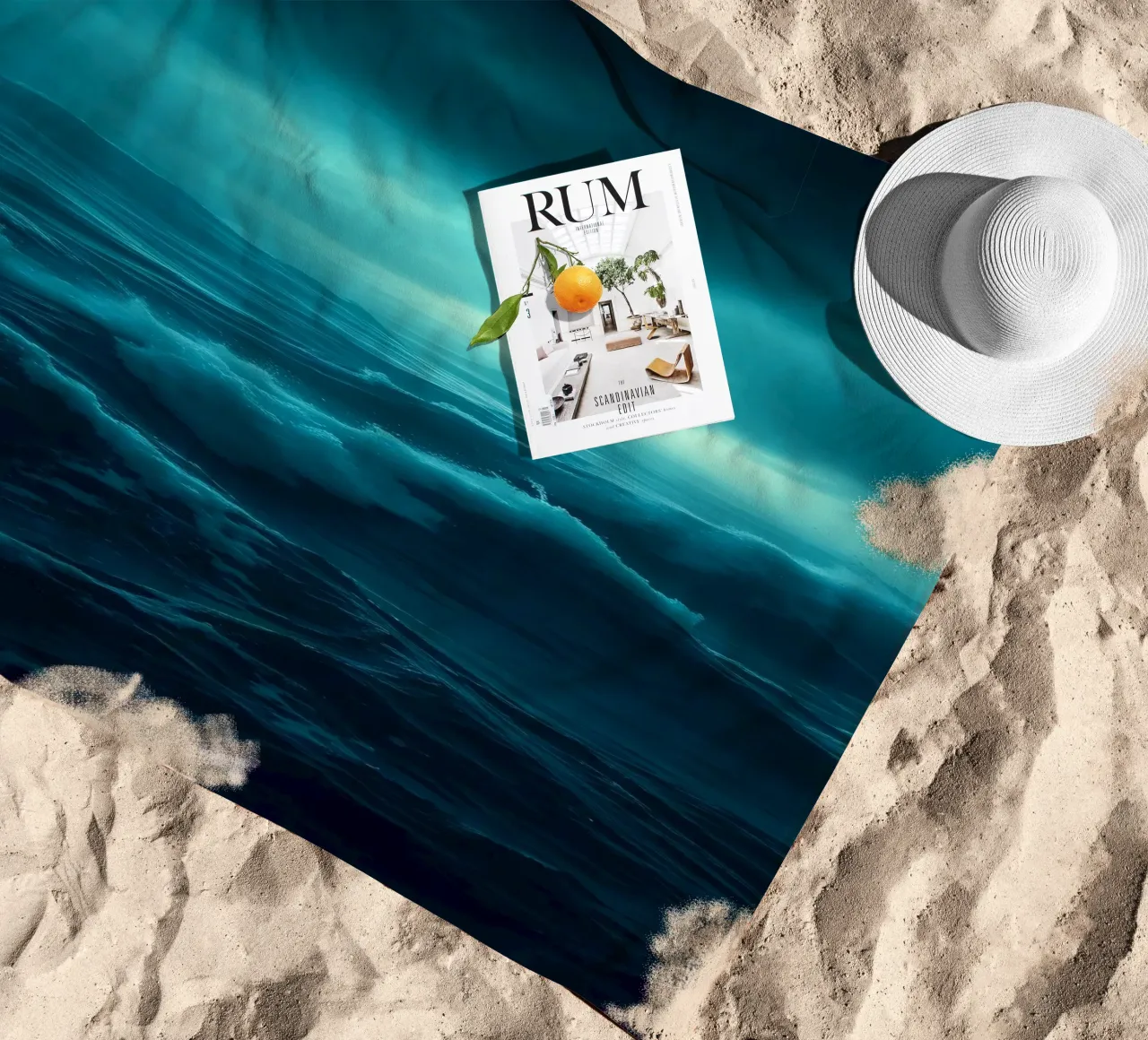 Dunkle, stürmische Meereswellen unter einem bewölkten Himmel Strandtuch von DesignDoodle