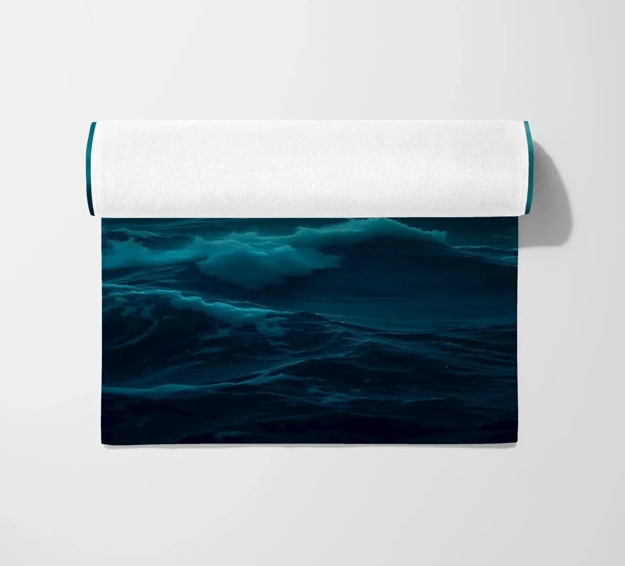 Dunkle, stürmische Meereswellen unter einem bewölkten Himmel Strandtuch von DesignDoodle