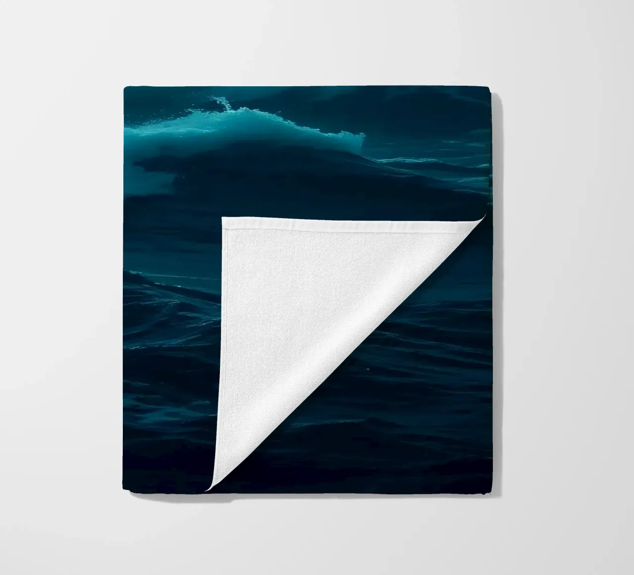 Dunkle, stürmische Meereswellen unter einem bewölkten Himmel Strandtuch von DesignDoodle