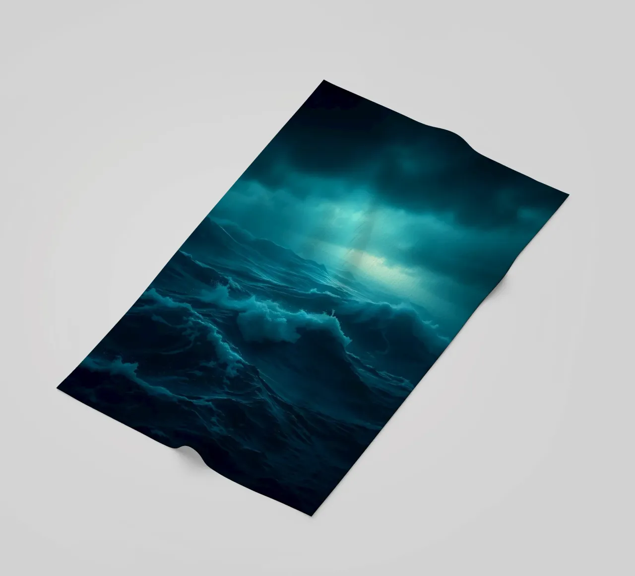 Dunkle, stürmische Meereswellen unter einem bewölkten Himmel Strandtuch von DesignDoodle