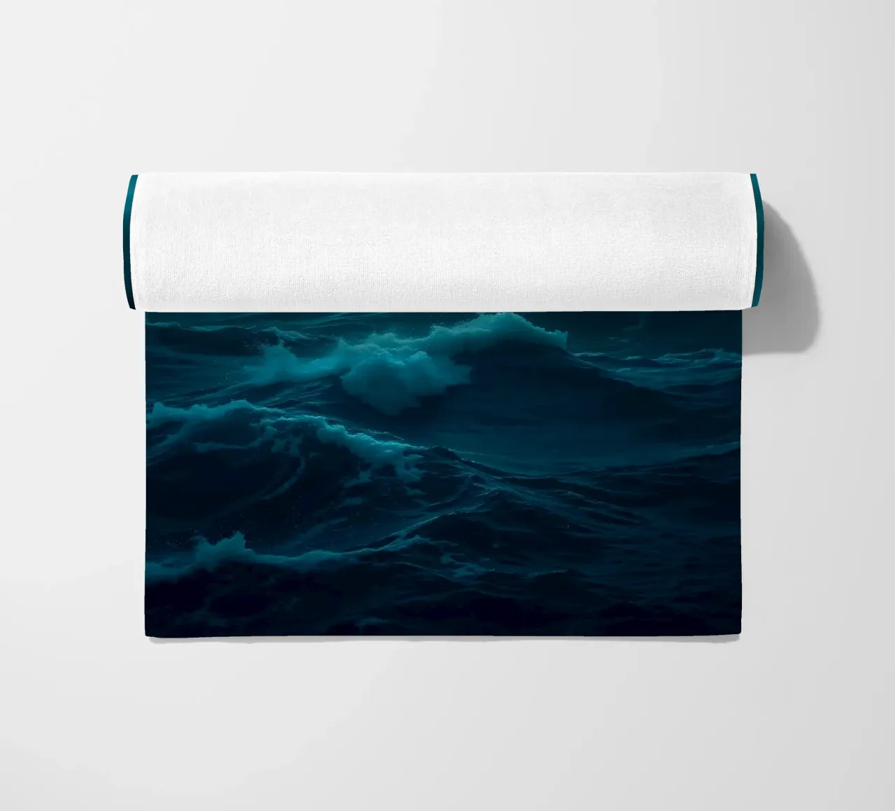 Dunkle, stürmische Meereswellen unter einem bewölkten Himmel Strandtuch von DesignDoodle