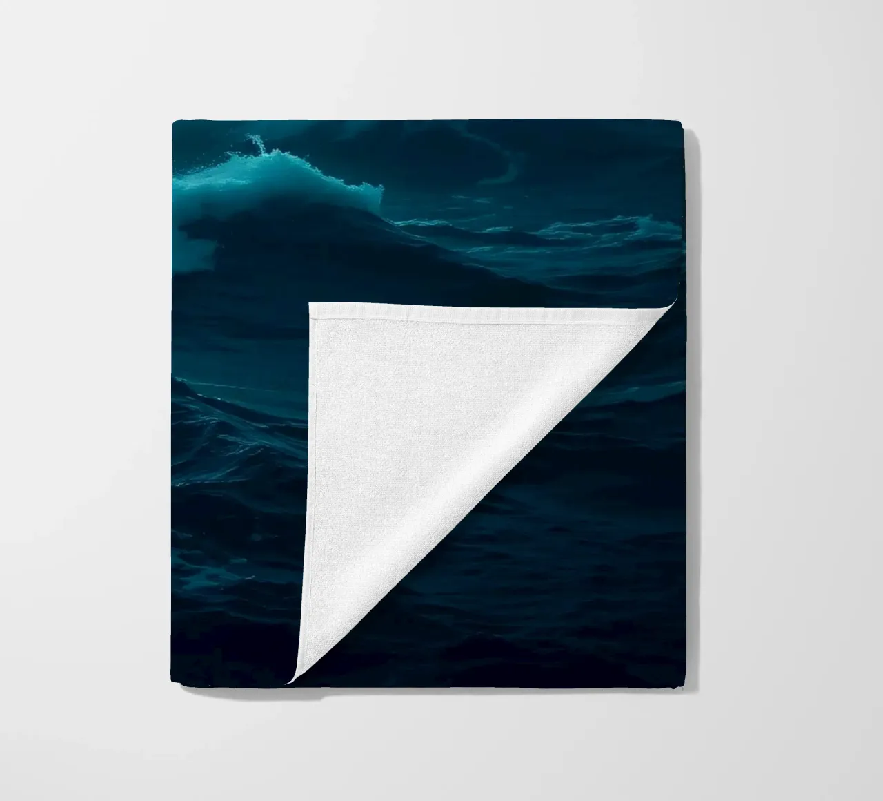 Dunkle, stürmische Meereswellen unter einem bewölkten Himmel Strandtuch von DesignDoodle
