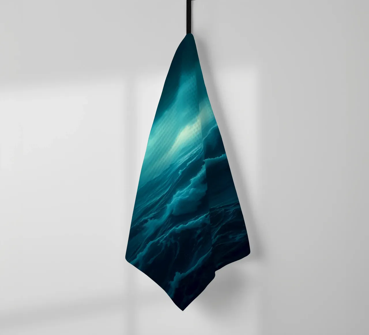 Vagues sombres et orageuses de l'océan sous un ciel nuageux torchon de DesignDoodle