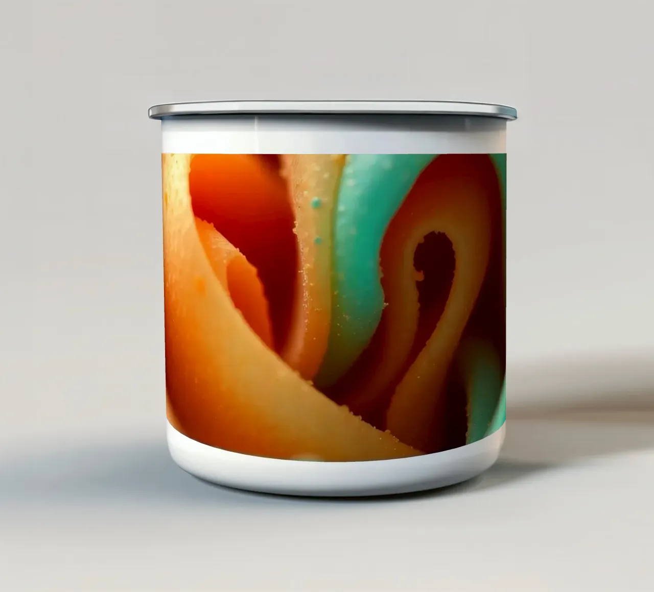 Un primo piano macro estremo di terracotta calda e alzavola fredda tazza in smalto da DesignDoodle