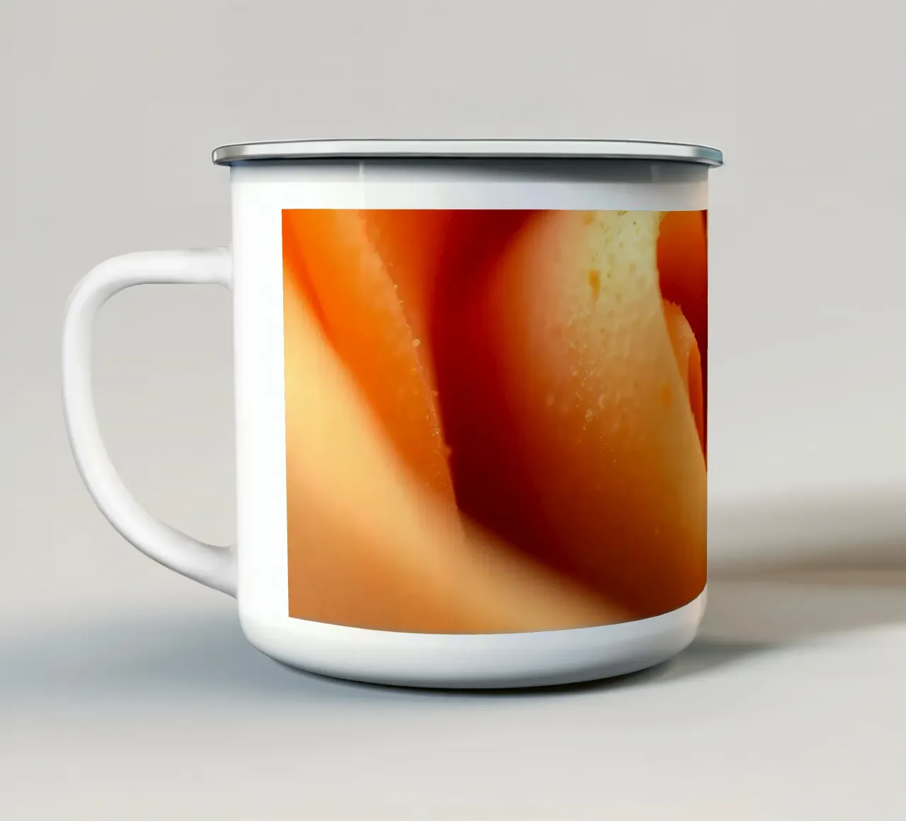 Un primo piano macro estremo di terracotta calda e alzavola fredda tazza in smalto da DesignDoodle