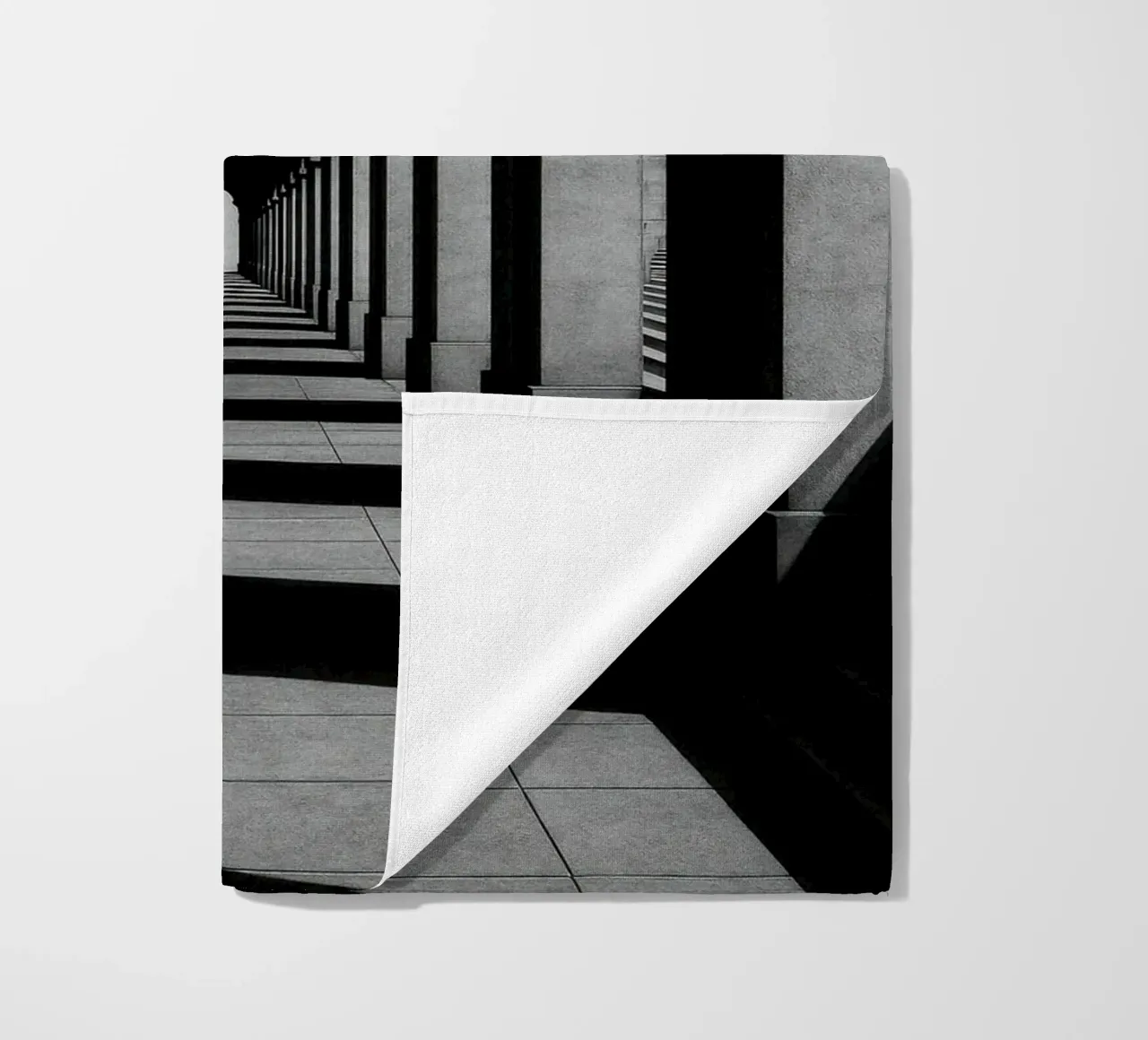 Rome - De schaduwen van de eeuwigheid strandhanddoek van Black & White