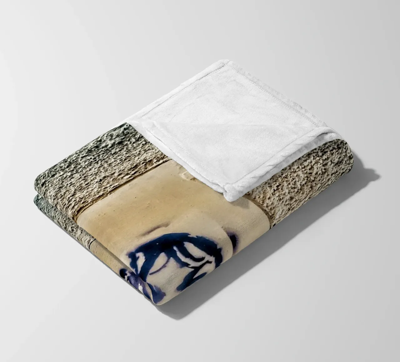 Gridare coperta in pile da Bitburg Studio