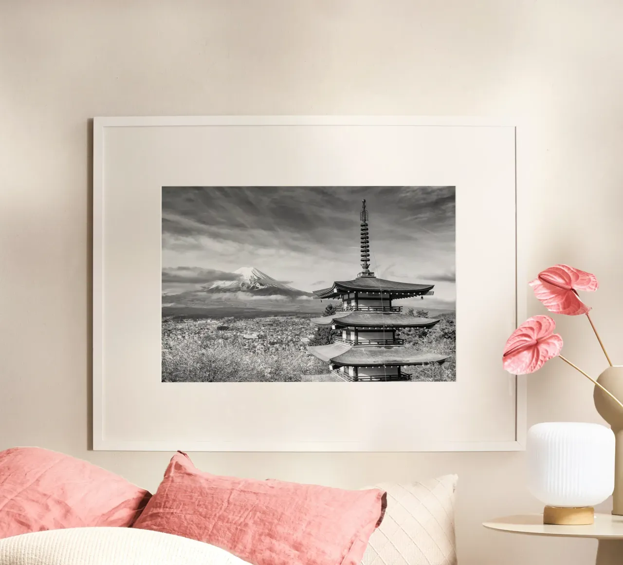 Vista del Monte Fuji con la Pagoda Chureito durante la stagione dei ciliegi in fiore poster con telaio in legno da Melanie Viola