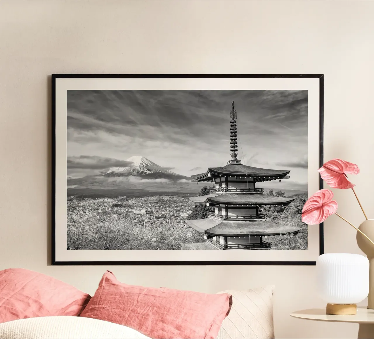 Vista del Monte Fuji con la Pagoda Chureito durante la stagione dei ciliegi in fiore poster con telaio in legno da Melanie Viola