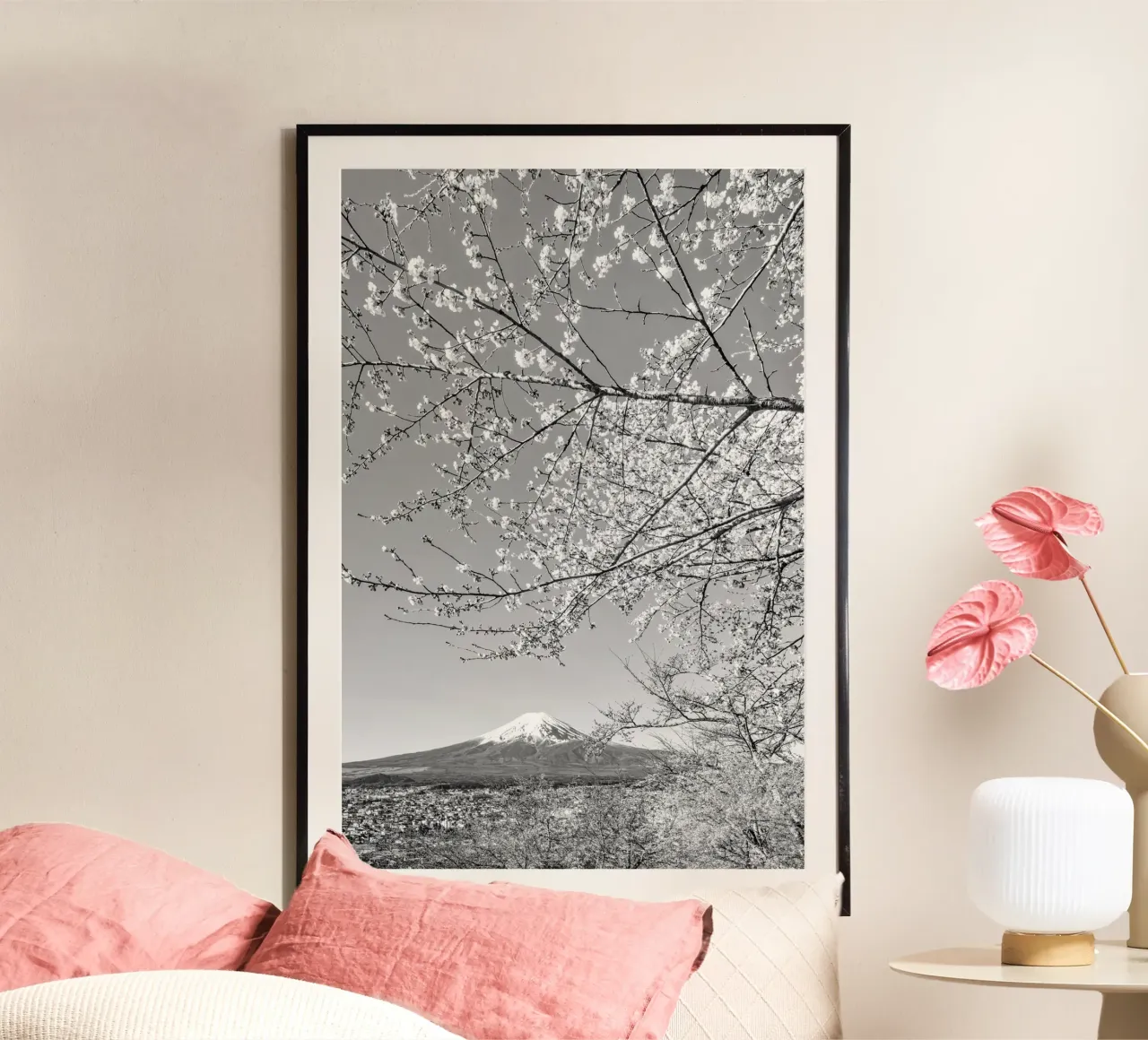 Affascinante vista del Monte Fuji durante la fioritura dei ciliegi | monocromatico poster da Melanie Viola
