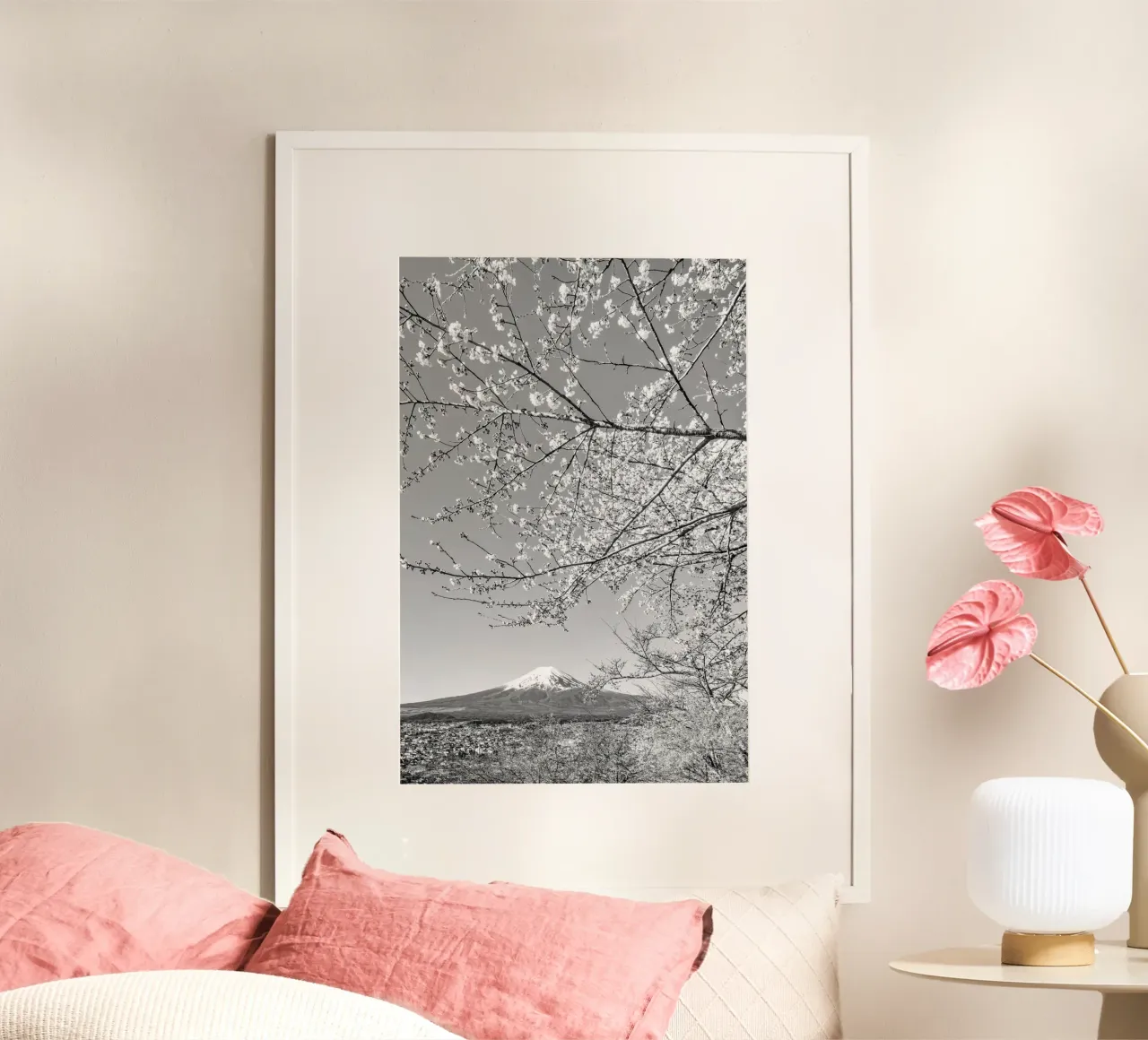 Affascinante vista del Monte Fuji durante la fioritura dei ciliegi | monocromatico poster da Melanie Viola