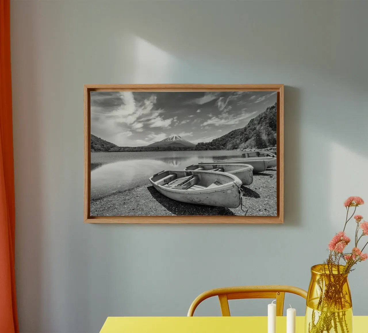 Idillio al lago Shoji con il monte Fuji | monocromia tela con Cornice a cassetta da Melanie Viola