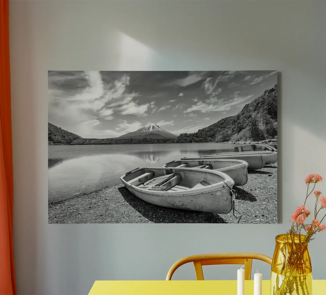 Idillio al lago Shoji con il monte Fuji | monocromia tela con Cornice a cassetta da Melanie Viola