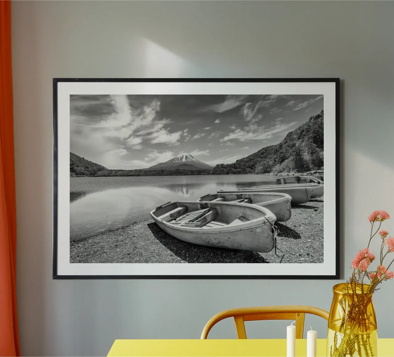 Idillio al lago Shoji con il monte Fuji | monocromia poster con telaio in plastica da Melanie Viola