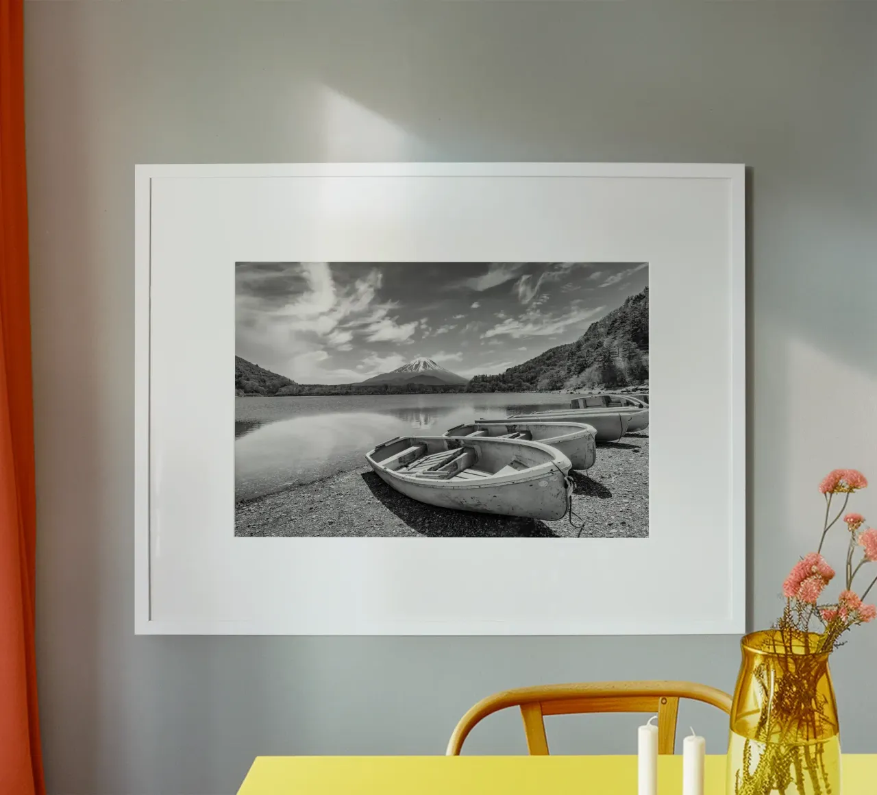 Idillio al lago Shoji con il monte Fuji | monocromia poster con telaio in plastica da Melanie Viola