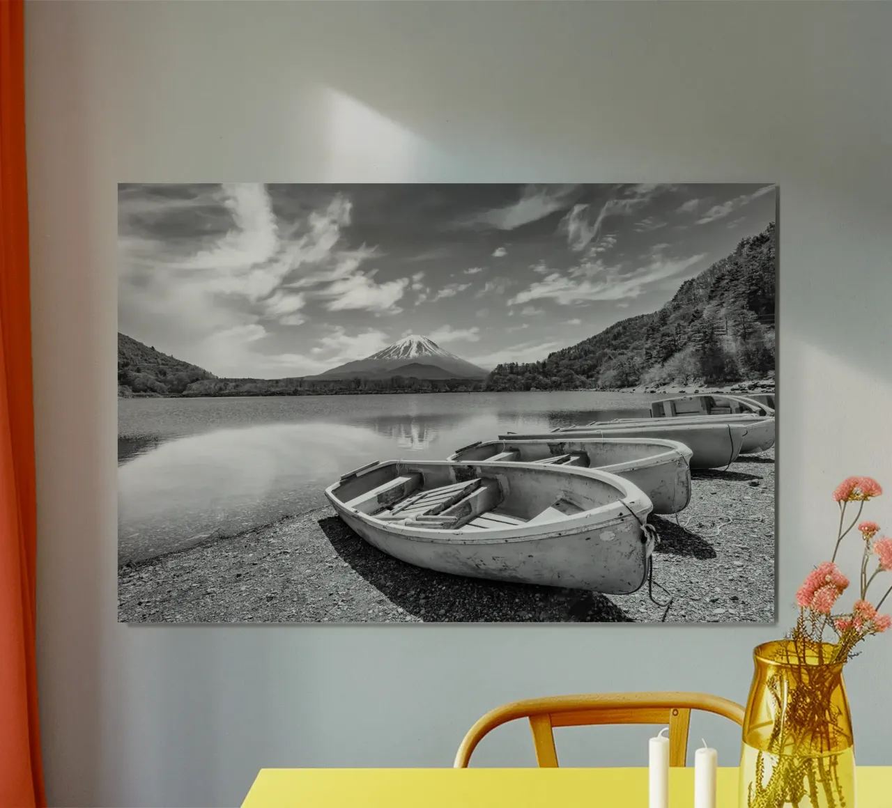 Idillio al lago Shoji con il monte Fuji | monocromia poster con telaio in plastica da Melanie Viola
