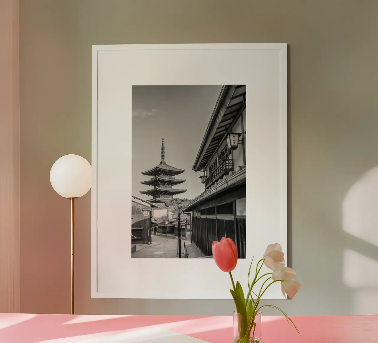 Historisches Kyoto mit Yasaka Pagode | monochrom Poster von Melanie Viola