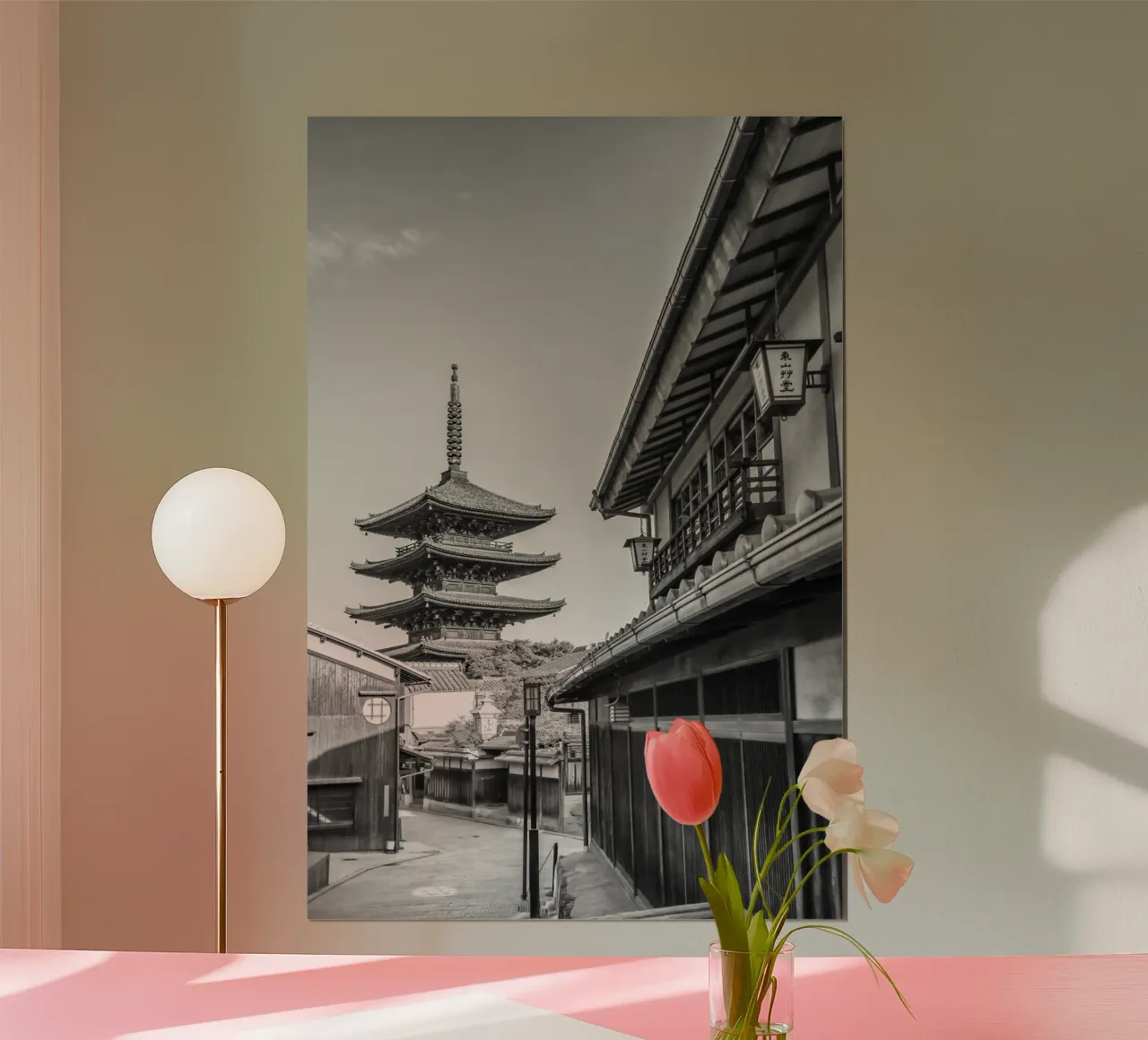 Historisches Kyoto mit Yasaka Pagode | monochrom Poster von Melanie Viola