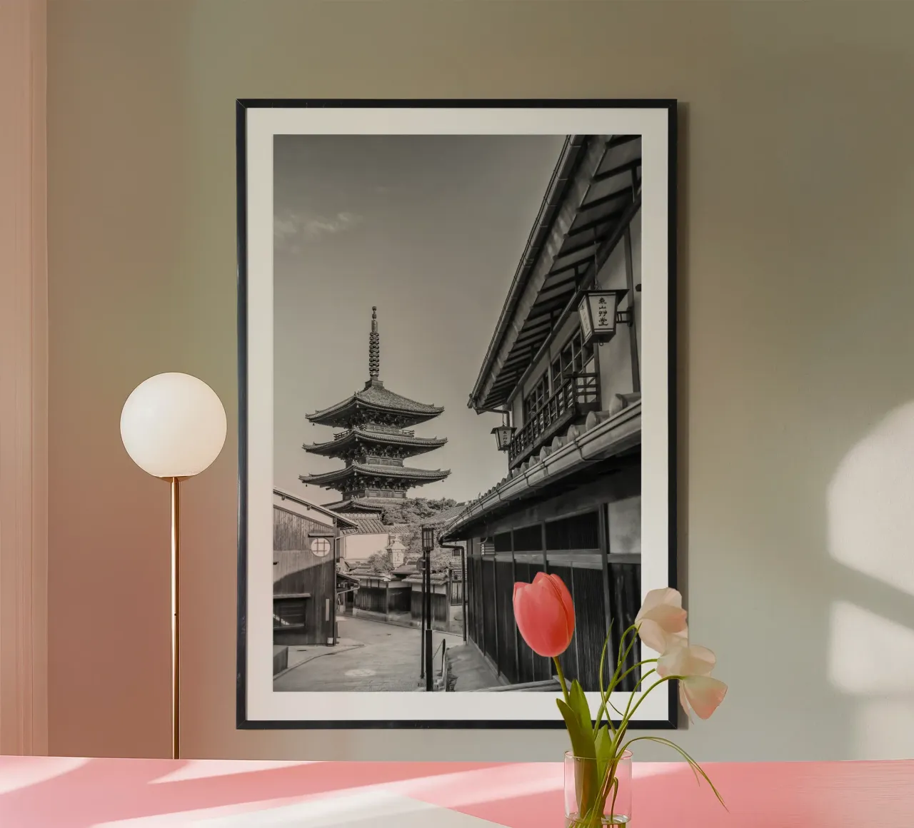 Historisches Kyoto mit Yasaka Pagode | monochrom Poster von Melanie Viola