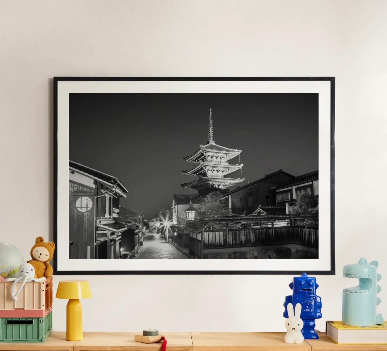 Yasaka Pagode im historischen Kyoto am Abend | monochrom Poster von Melanie Viola