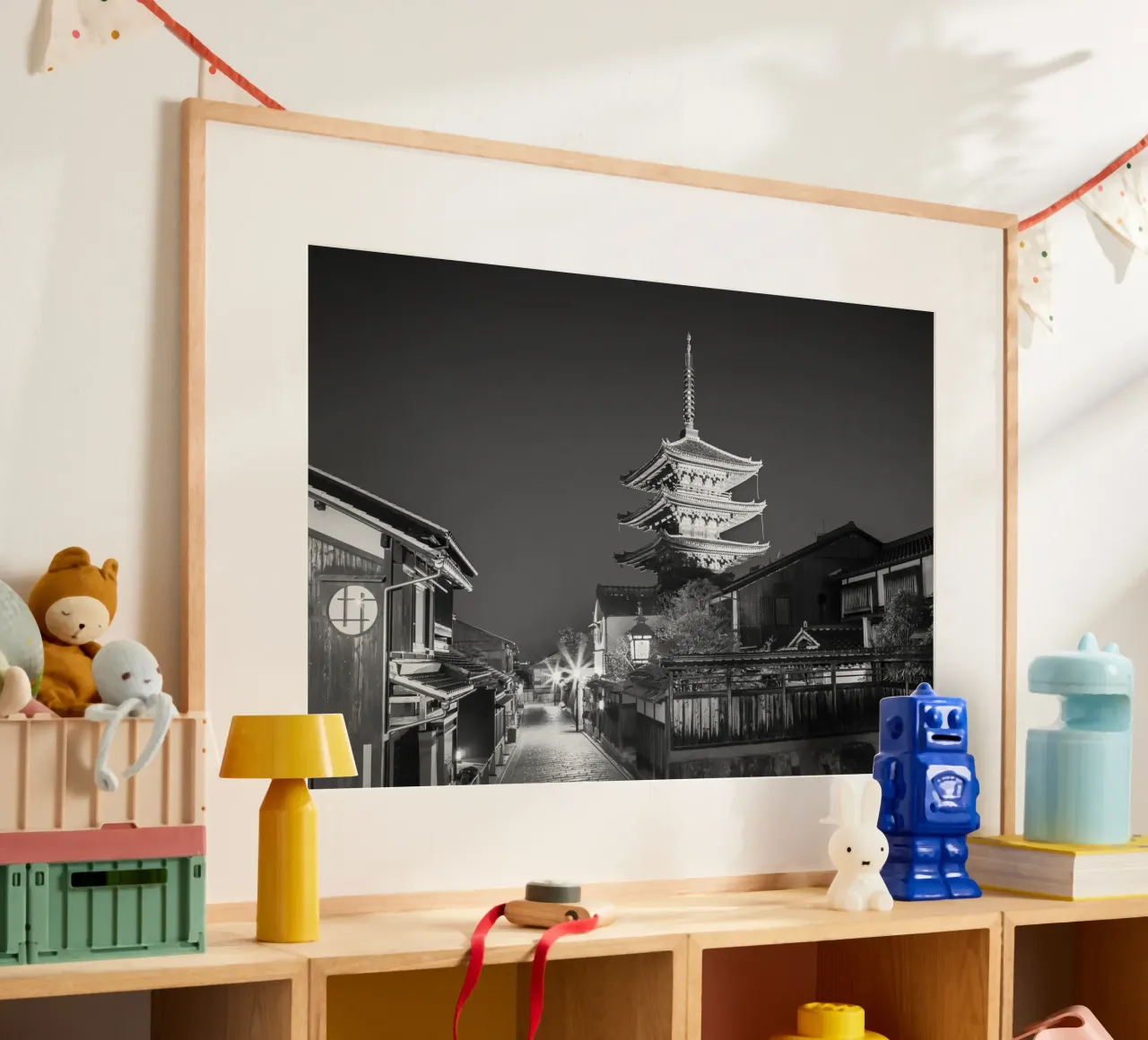 Yasaka Pagode im historischen Kyoto am Abend | monochrom Poster von Melanie Viola