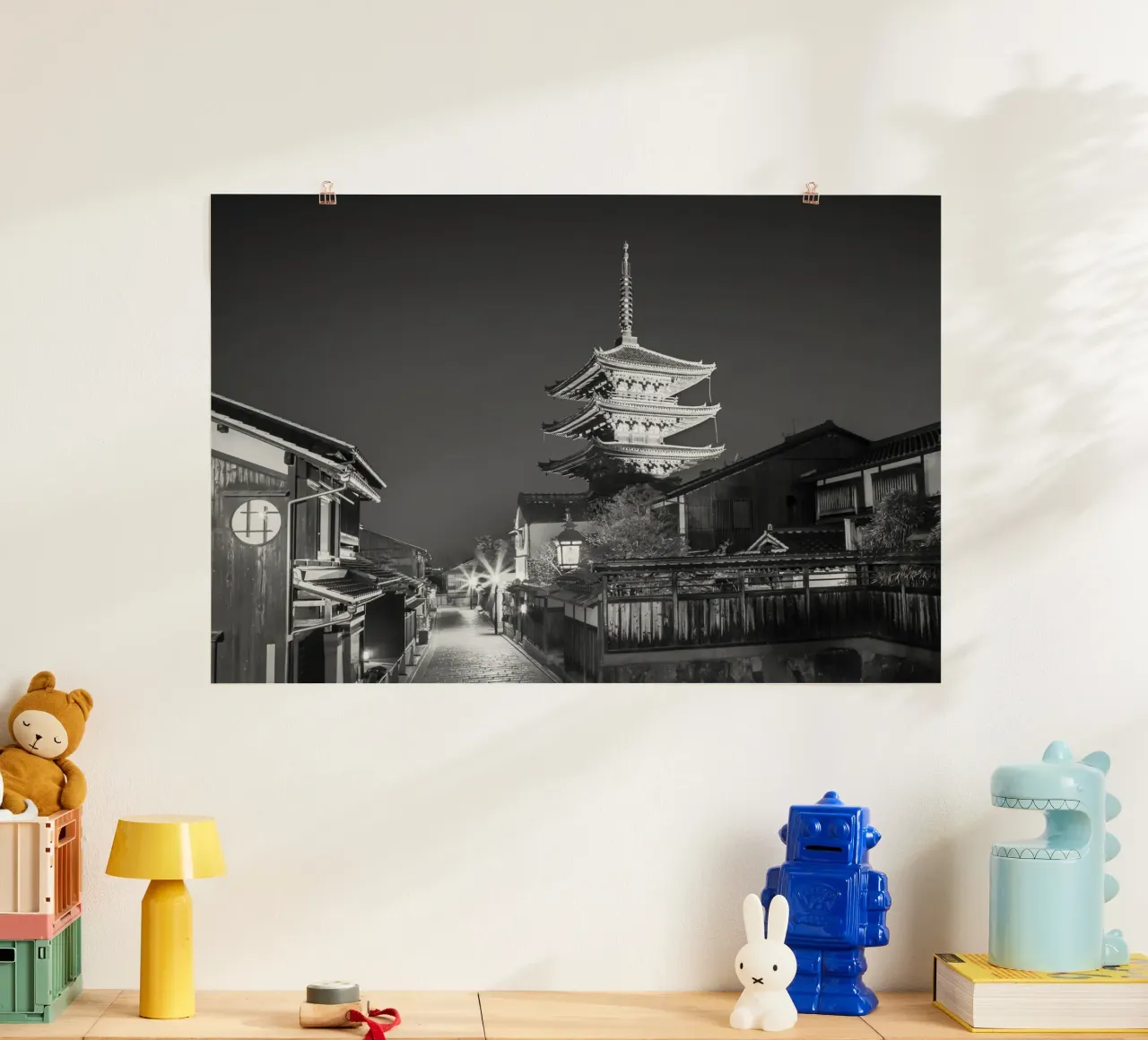 Yasaka Pagode im historischen Kyoto am Abend | monochrom Poster von Melanie Viola