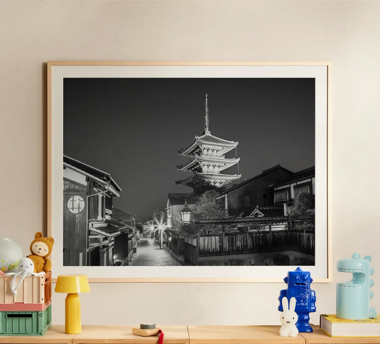 Yasaka Pagode im historischen Kyoto am Abend | monochrom Poster von Melanie Viola