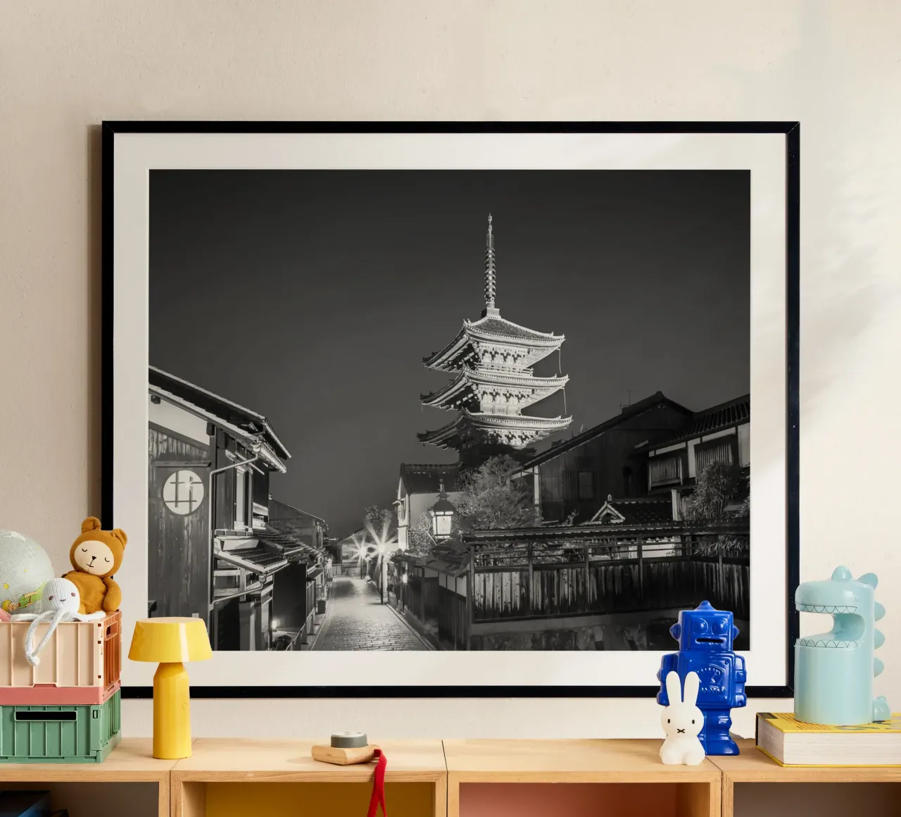 Yasaka Pagode im historischen Kyoto am Abend | monochrom Poster von Melanie Viola