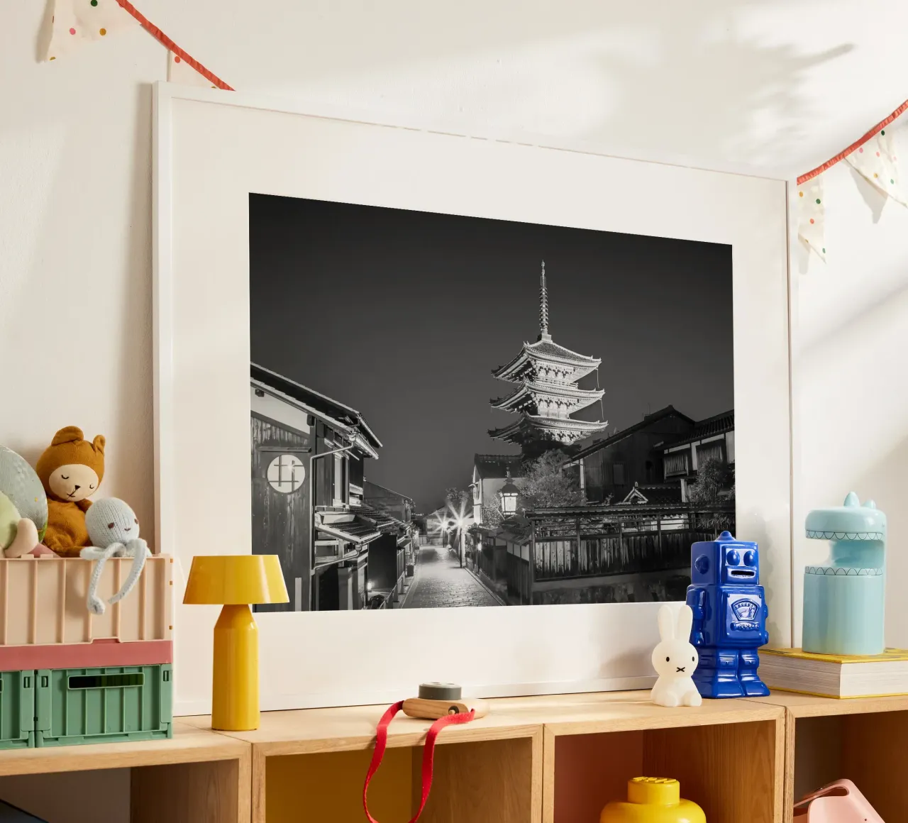 Yasaka Pagode im historischen Kyoto am Abend | monochrom Poster von Melanie Viola