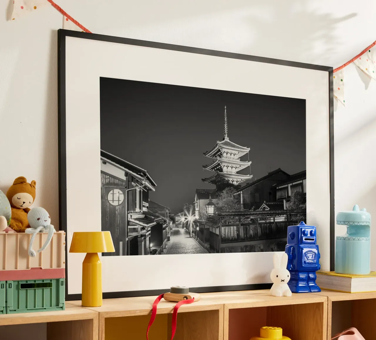 Yasaka Pagode im historischen Kyoto am Abend | monochrom Poster von Melanie Viola