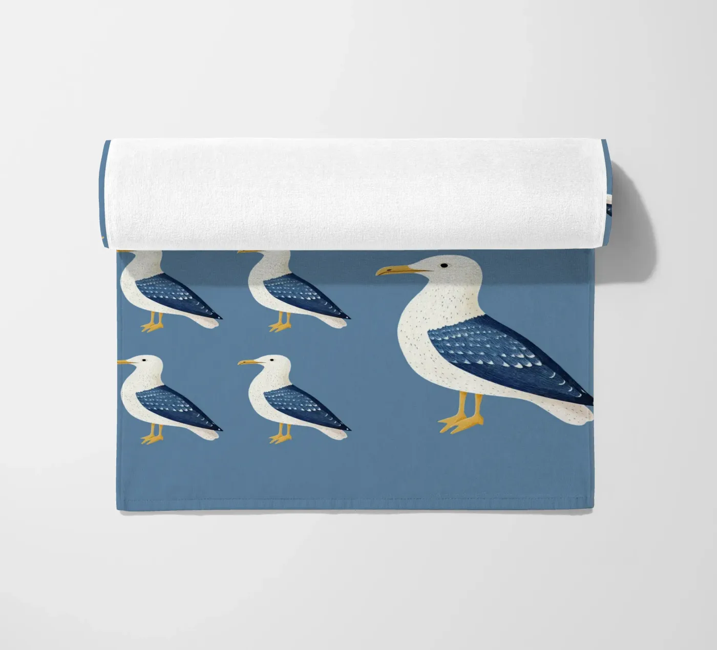Möwe Strandtuch von Curious Canvas