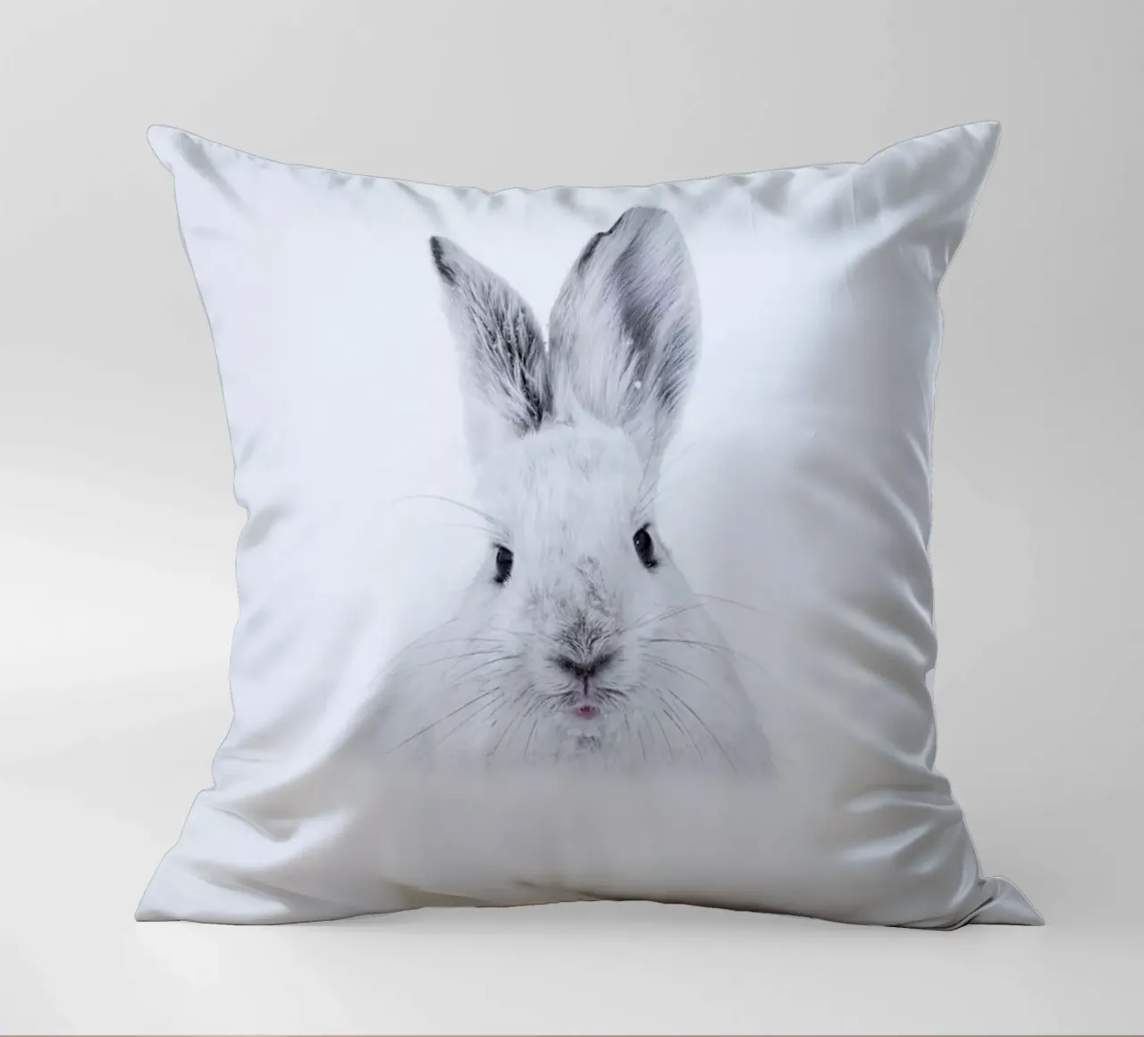 Rabbit in the Snow cuscino da EyeEm Mobile GmbH