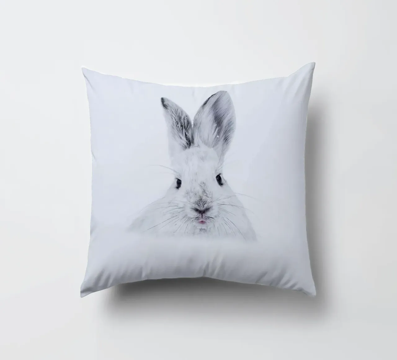 Rabbit in the Snow cuscino da EyeEm Mobile GmbH