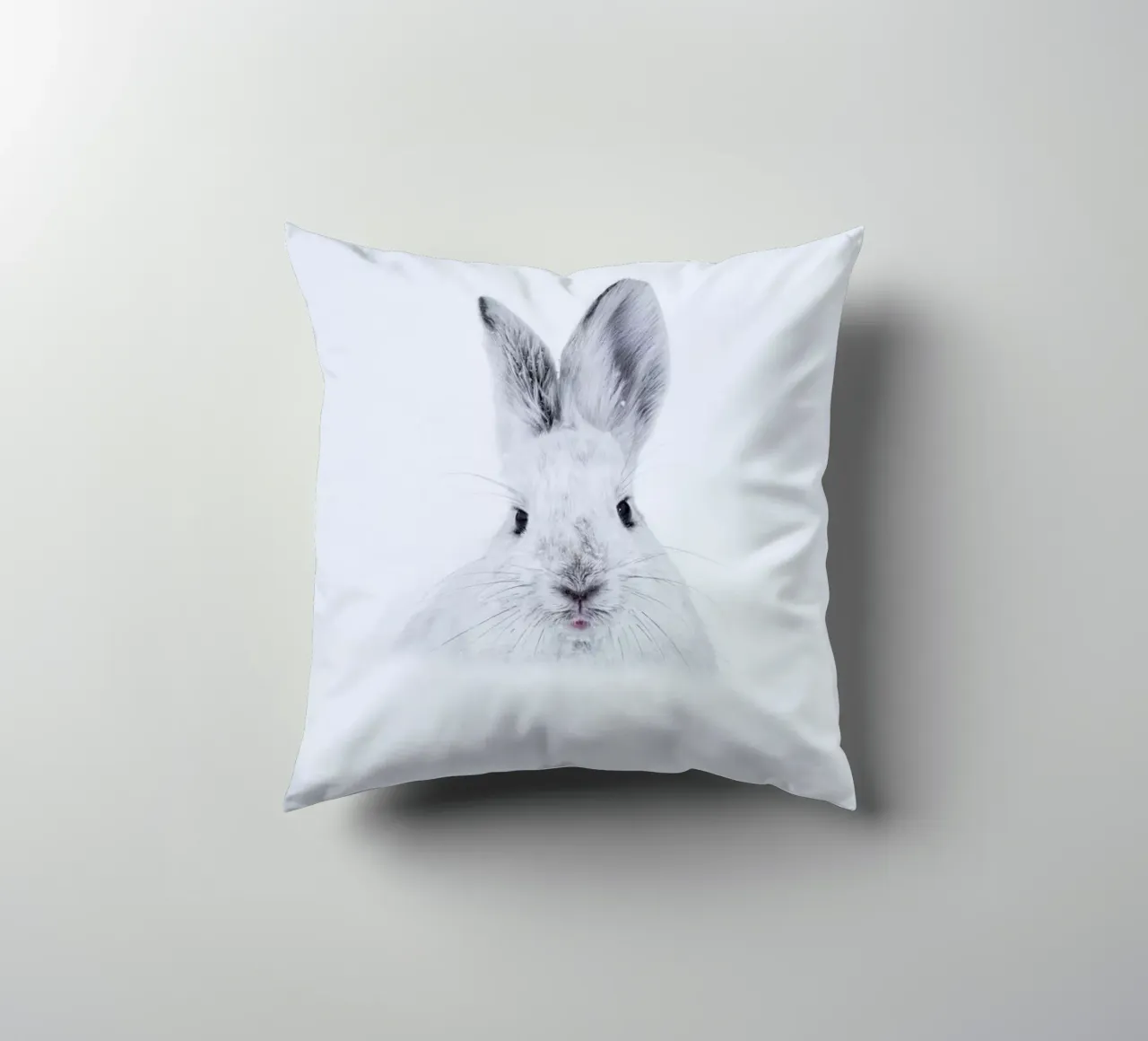 Rabbit in the Snow cuscino da EyeEm Mobile GmbH