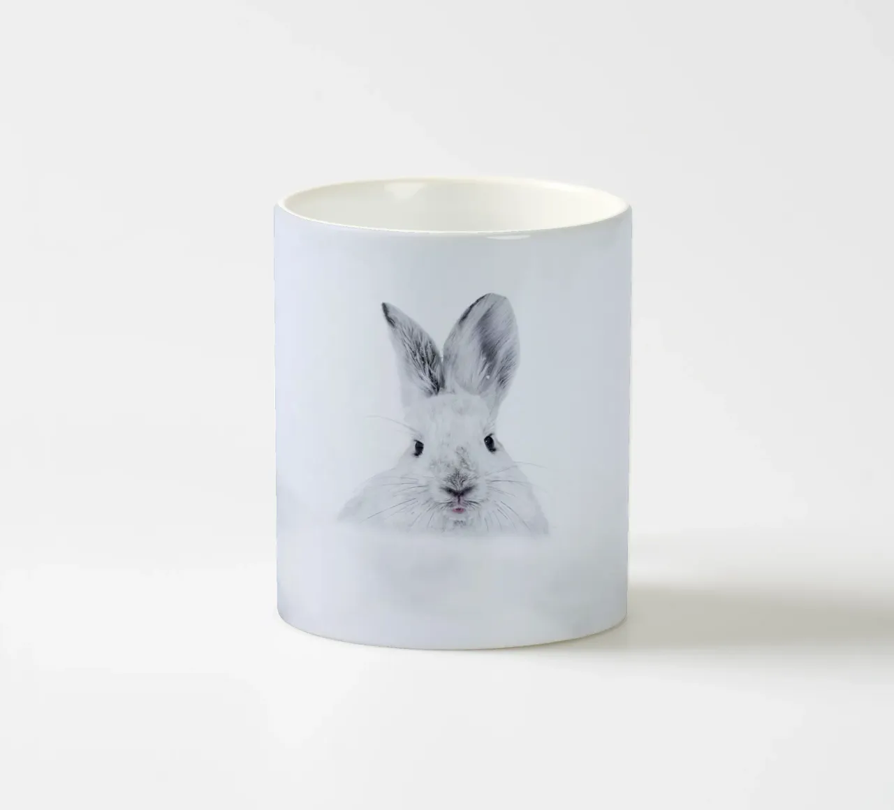 Rabbit in the Snow tazza in ceramica da EyeEm Mobile GmbH