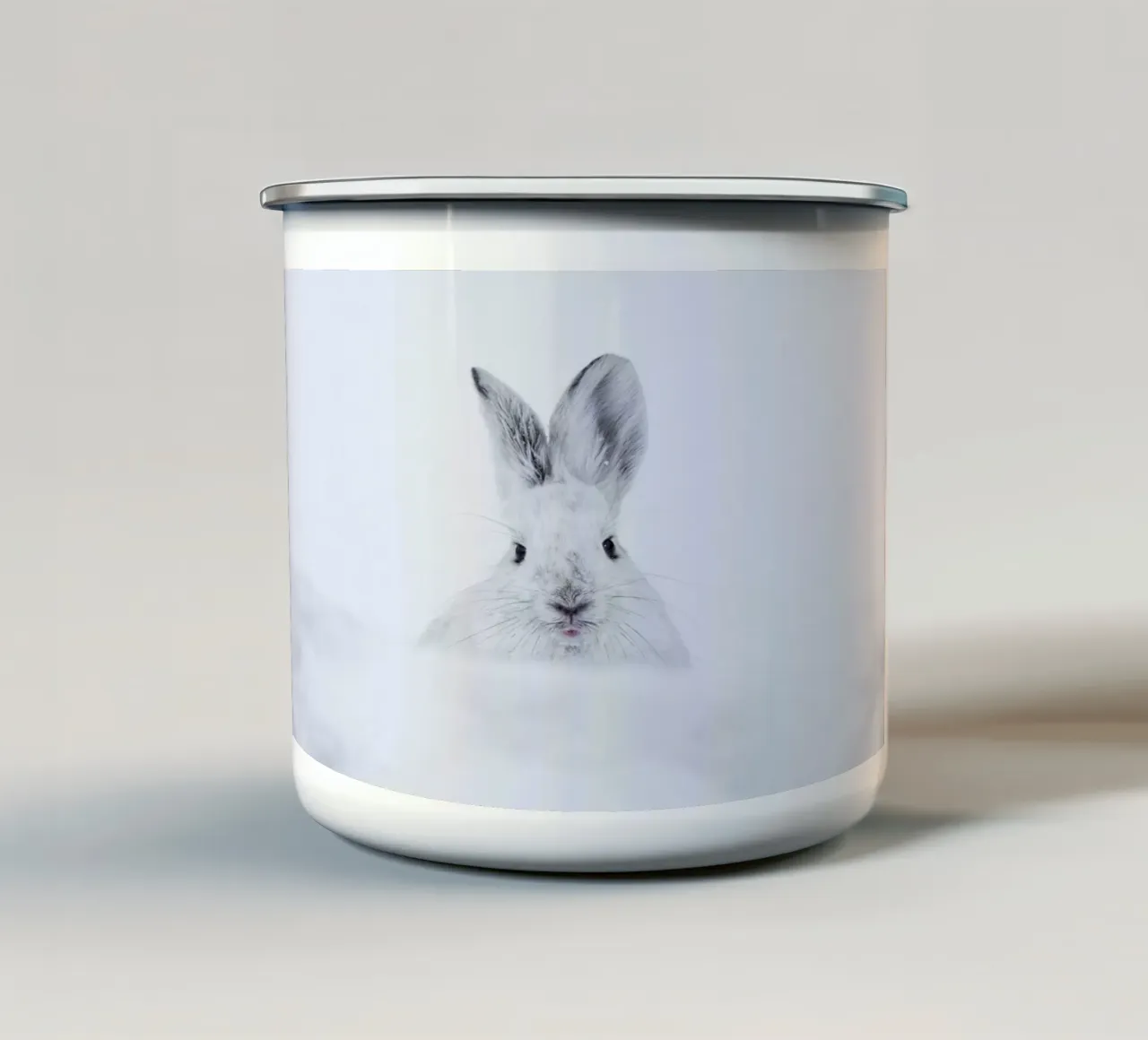 Rabbit in the Snow tazza in smalto da EyeEm Mobile GmbH