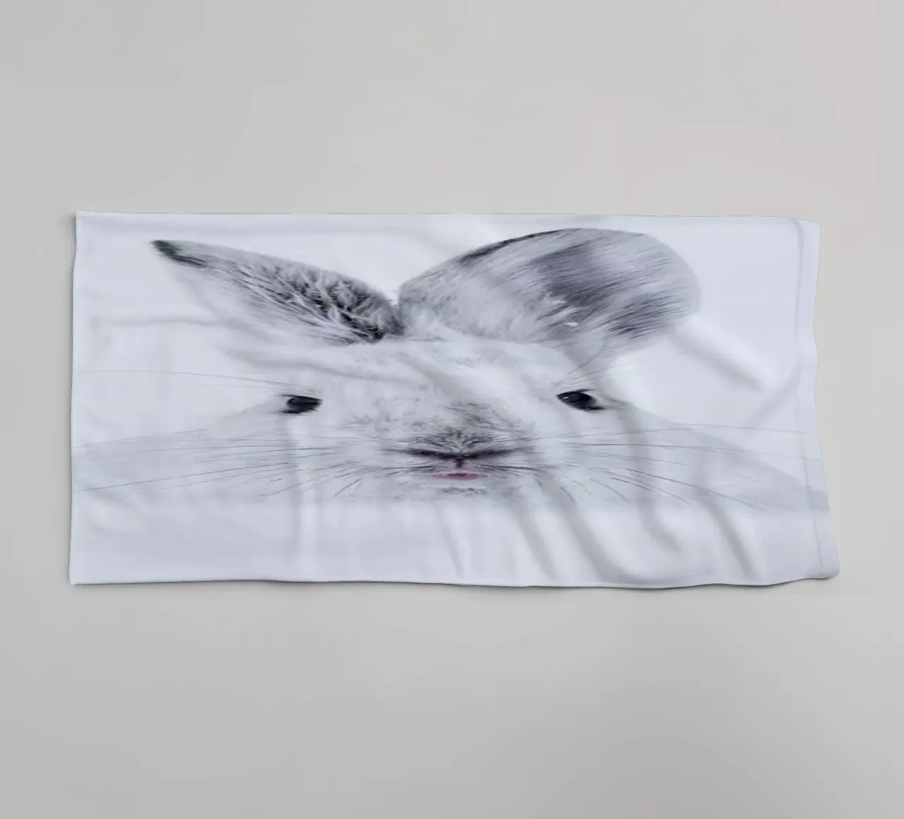 Rabbit in the Snow asciugamano da bagno da EyeEm Mobile GmbH