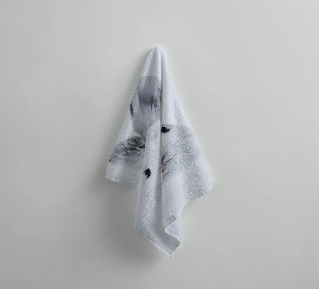 Rabbit in the Snow asciugamano da bagno da EyeEm Mobile GmbH